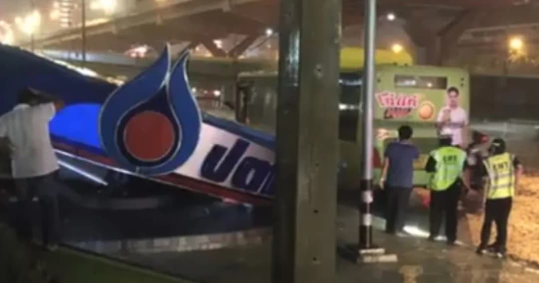 นาทีเฉียดตาย! ศาลาพักผู้โดยสาร ถล่มหน้า ปตท. ถนนวิภาวดี หลังฝนถล่มกรุง