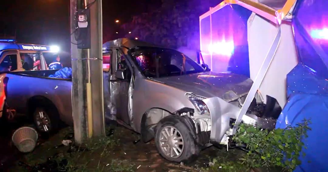 ฝนตกถนนลื่น ! หนุ่มซิ่งกระบะชนเสาไฟ หลานสาวเจ็บ ลูกชายดับ