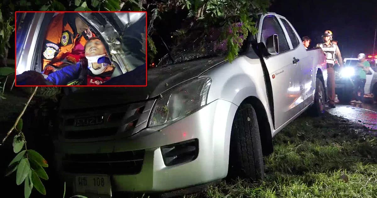 เร่งช่วยชีวิต ! หนุ่มซิ่งกระบะ เสียหลักพุ่งชนต้นไม้สาหัส