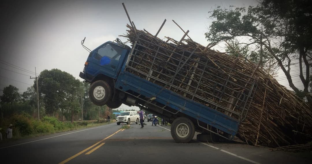 เกินลิมิต ! 6 ล้อ บรรทุกอ้อยล้น เจอทางลาดหงายหลังล้อชี้ฟ้า