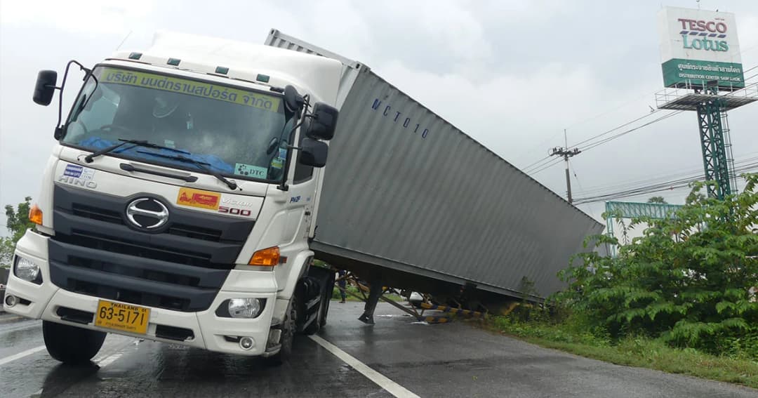 รถพ่วงบรรทุกสินค้า หักหลบไม่พ้น ร่วงตกขอบถนน
