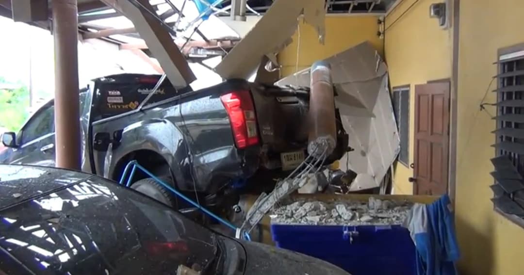 หนุ่มควบกระบะฝ่าฝน แหกโค้งชนห้องแถว-รถเก๋ง-จยย. พังยับ