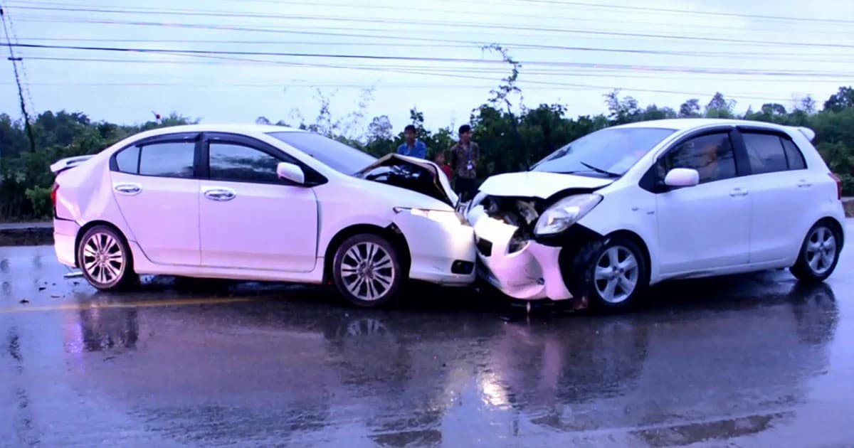 เก๋งซิ่งแซงไม่พ้น พุ่งชนสนั่น 3 คันรวด ด.ญ. เจ็บ 2 ราย