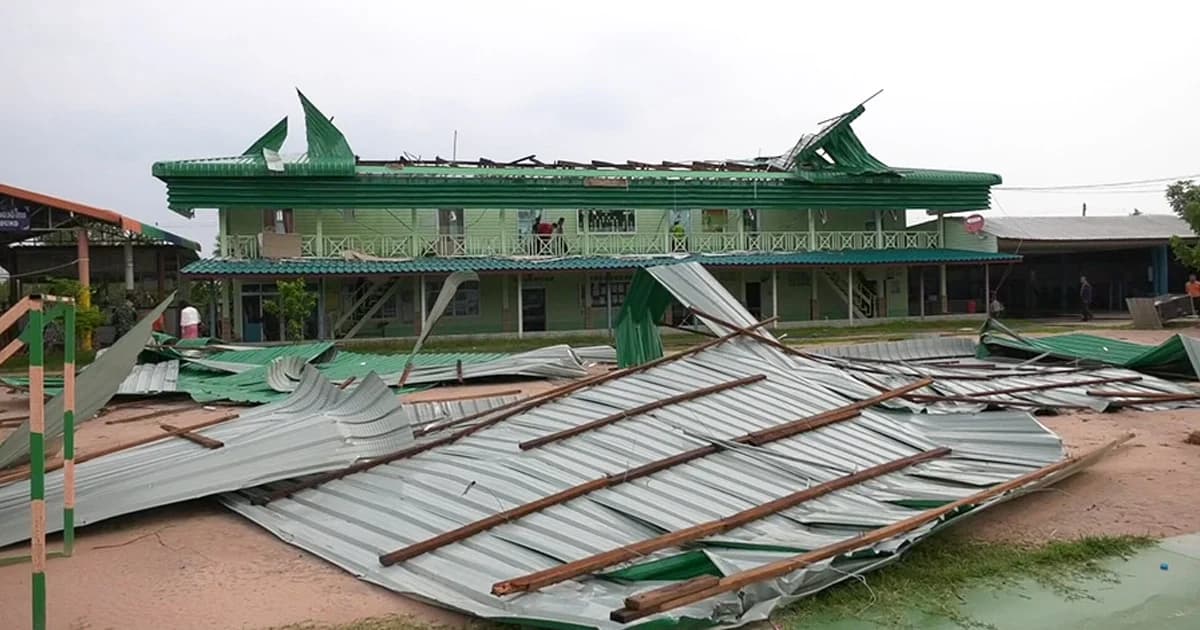 พายุฤดูร้อนถล่มศรีสะเกษ บ้านเรือนพังกว่า 800 หลัง