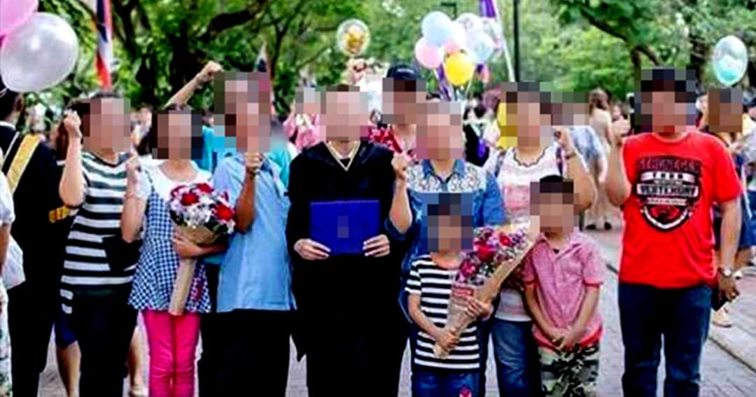 หนุ่มแฉ ถูกเพื่อนขโมยปริญญาบัตร ไปถ่ายรูป หลอกญาติว่าเรียนจบ ก่อนลบโพสต์ทิ้ง