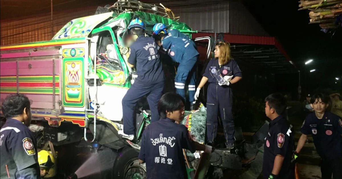 คนขับรถพ่วงหลับใน พุ่งชนท้าย 10 ล้อ ดับคาที่