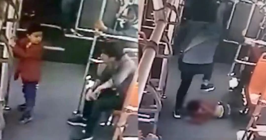 หนุ่มจีนหัวเสียเจอเด็กซนกวนใจบนรถเมล์ จับทุ่มพื้นก่อนกระทืบซ้ำ