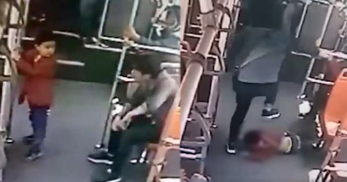 หนุ่มจีนหัวเสียเจอเด็กซนกวนใจบนรถเมล์ จับทุ่มพื้นก่อนกระทืบซ้ำ