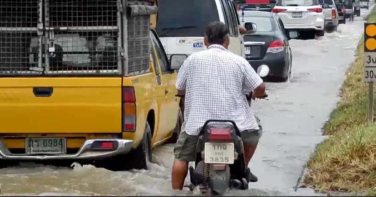 คนชลฯ ร้อง ! ฝนตก 3 วัน ทำน้ำท่วมขัง เดือดร้อนทั่ว