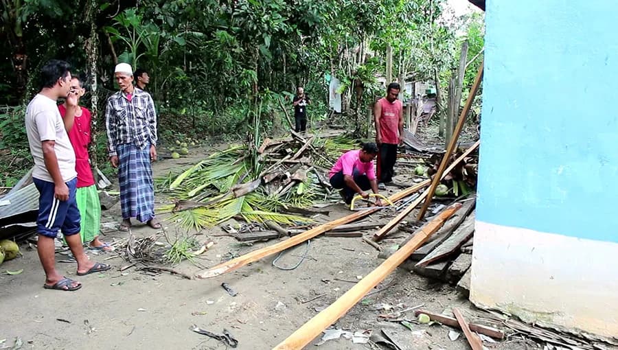พายุถล่มอ.รือเสาะไฟฟ้าดับ และบ้านเรือนเสียหาย 61 หลัง