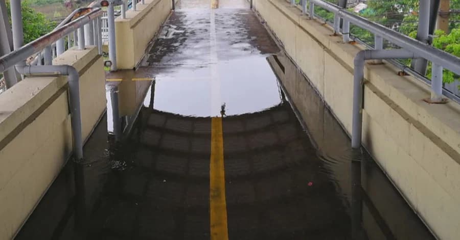 กทม.ออกแบบปล่อยน้ำจากหลังคา จนท่วมสะพานลอย