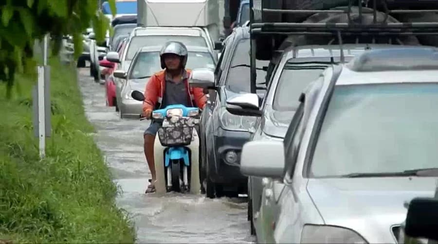 ชลบุรีฝนตกหนักน้ำท่วมหลายพื้นที่ ชาวบ้านวอนทางการเร่งช่วยเหลือ