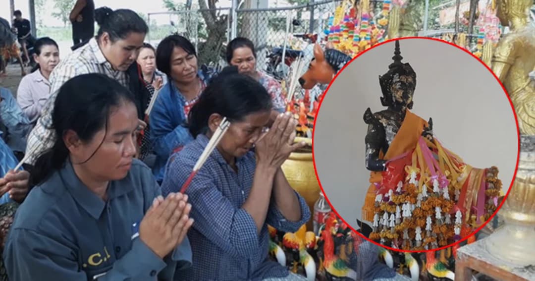 แห่ไหว้ “ศาลพ่อพระร่วง” เชื่อศักดิ์สิทธิ์ หลังเด็กถูกงูเห่ากัดรอดตาย