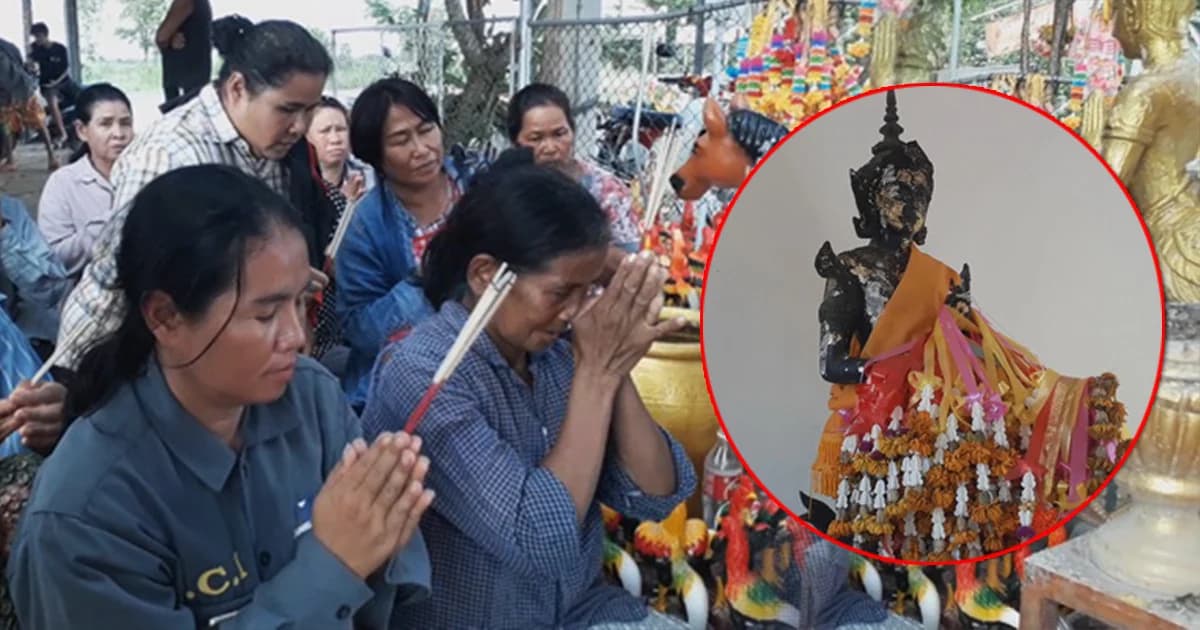 แห่ไหว้ “ศาลพ่อพระร่วง” เชื่อศักดิ์สิทธิ์ หลังเด็กถูกงูเห่ากัดรอดตาย