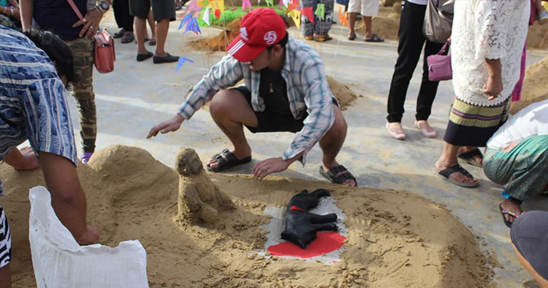 นทท.ร่วมงานบุญ ก่อพระเจดีย์ทรายหน้าวัด ล้อคดีเปรมชัย