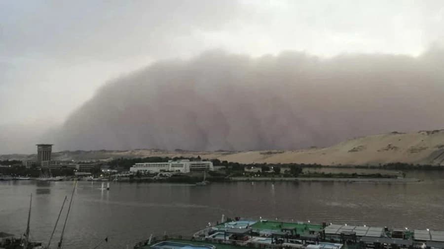 พายุทรายพัดถล่มเมืองอัสวาน ทำจราจรเป็นอัมพาต