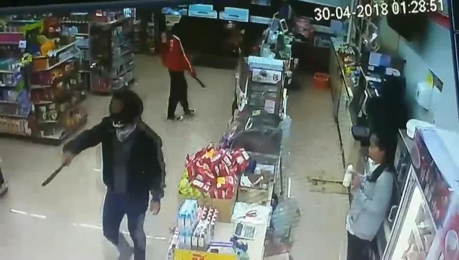 ตร.รวบ 2 โจ๋ บุกชิงทรัพย์เซเว่น อ้างไปล้างแค้นคู่อริ