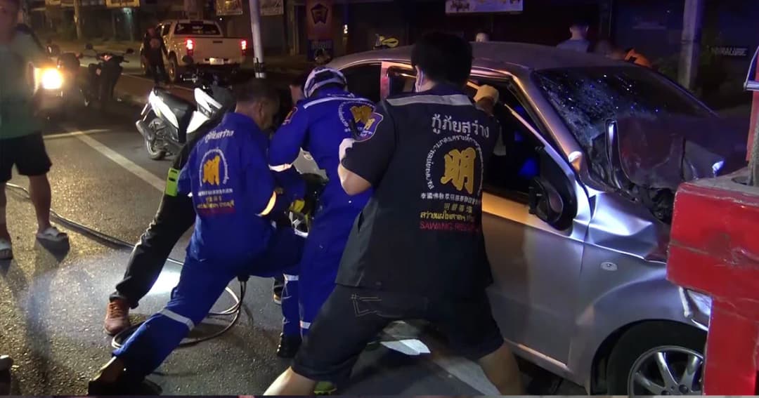 ‘สิบโท’ หลับใน ซิ่งเก๋งพุ่งชนรถบรรทุกพ่วง ดับคาซาก