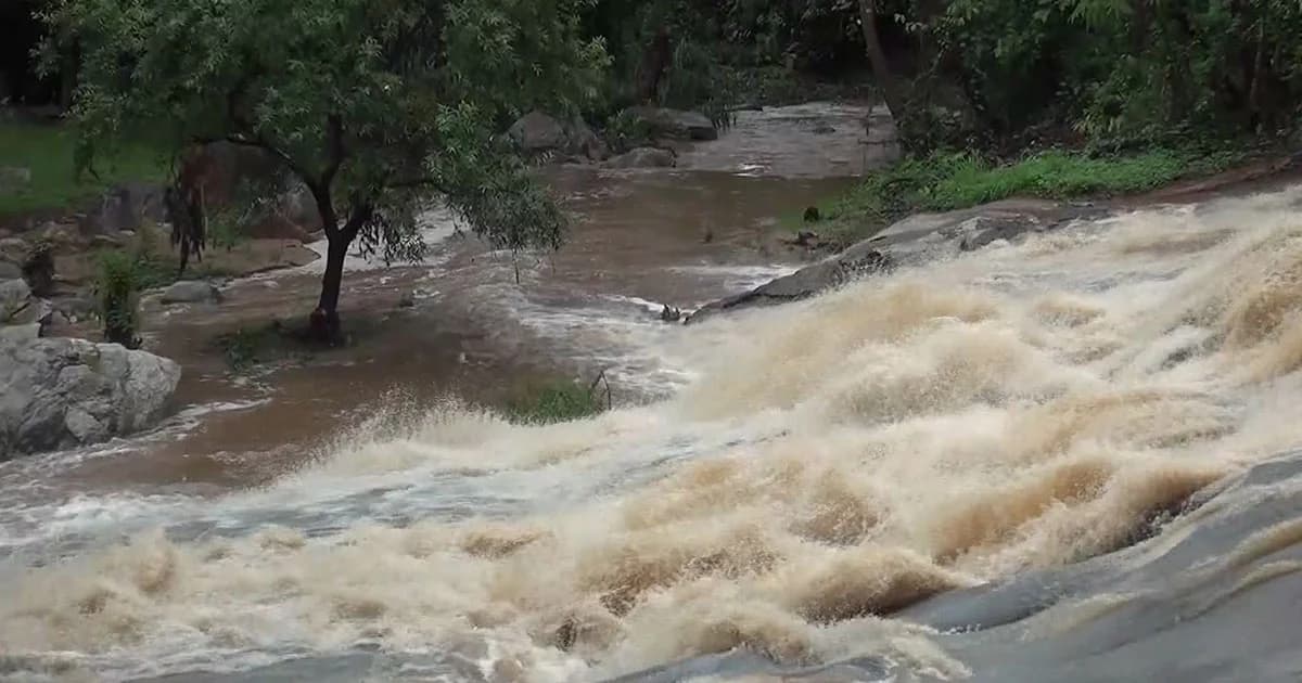 สั่งห้าม นทท.เล่นน้ำตกแม่สา หลังน้ำป่าทะลัก เมืองเชียงใหม่