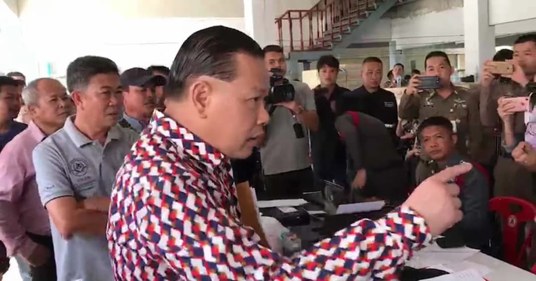 “สันธนะ ประยูรรัตน์” บุกโวย หลัง ตำรวจ-อย. ค้นซ้ำตลาดใหม่ย่านดอนเมือง