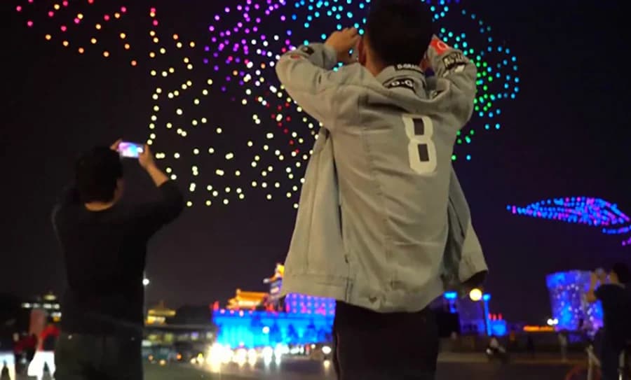 จีนสร้างสถิติโลก ใช้โดรนแปรอักษรกว่า 1,300 ลำ