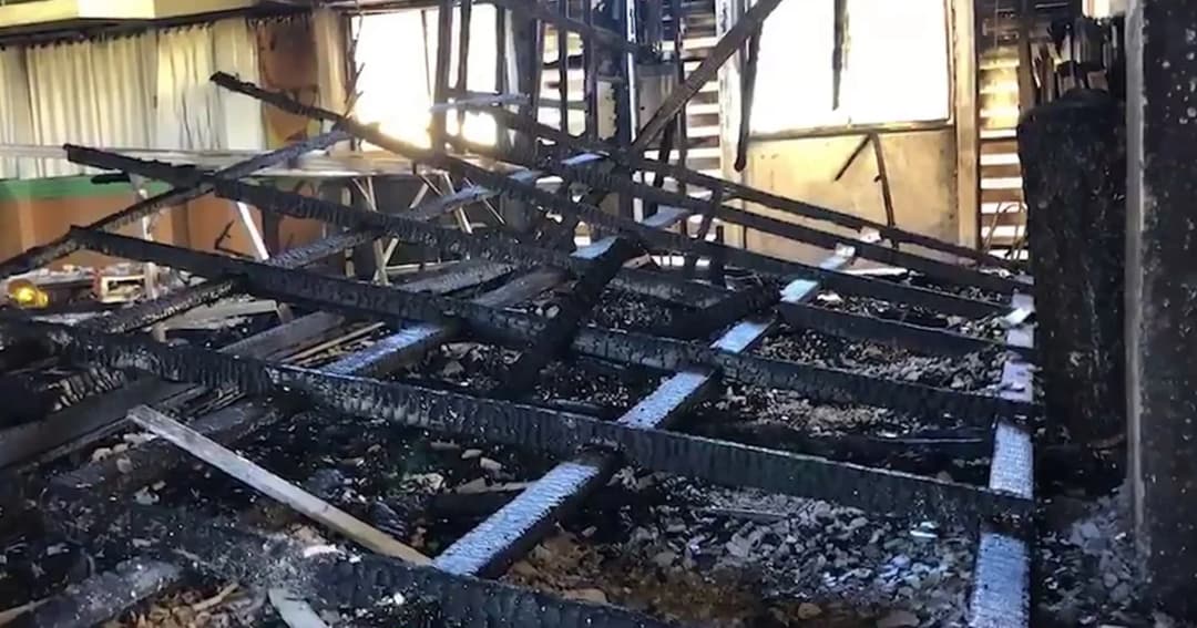 ไฟไหม้วอด ! หอประชุม รร.นวมินทราชูทิศฯ เคราะห์ดีไม่มีผู้บาดเจ็บ