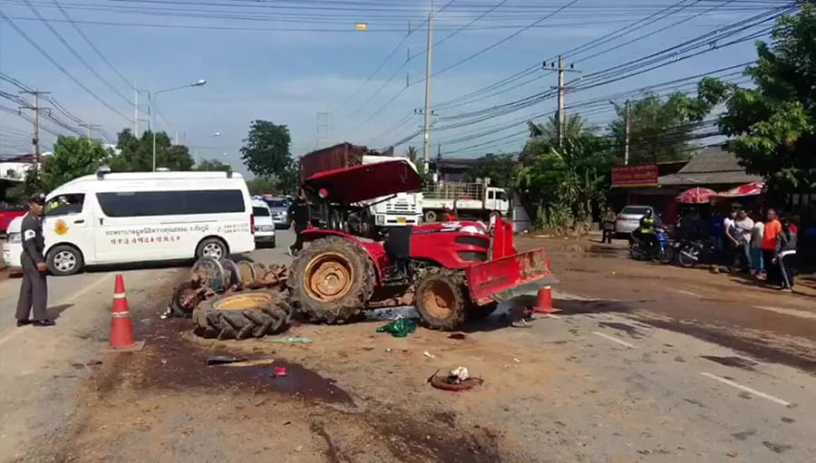 รถบรรทุกชนรถไถ เศษชิ้นกระเด็นถูกจยย. ล้มตาม