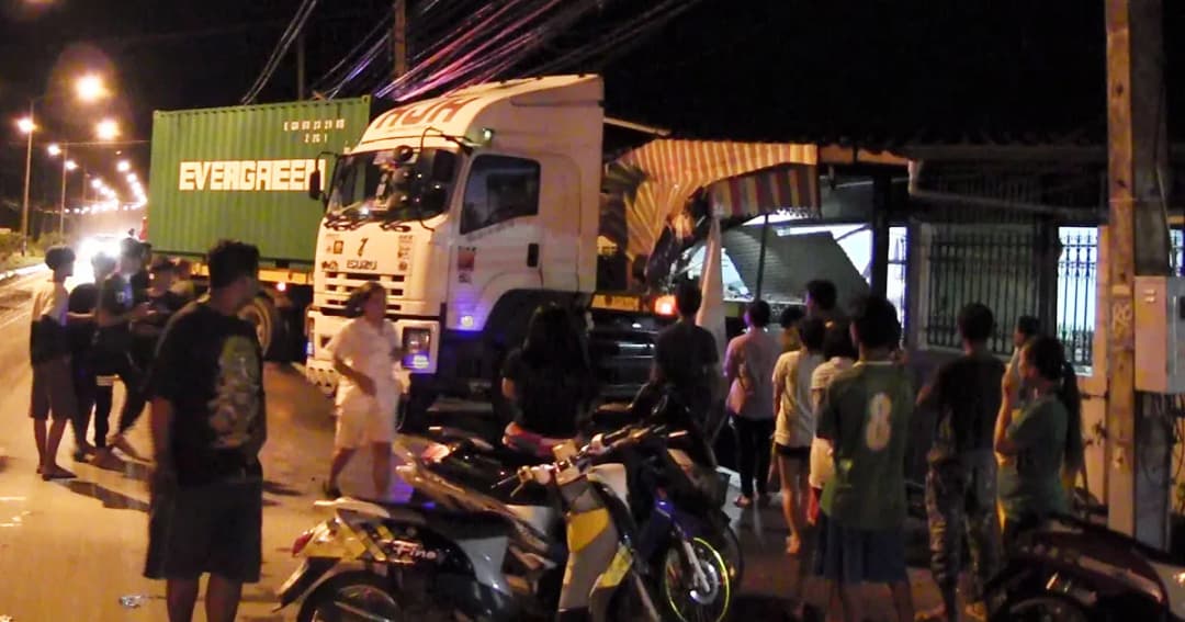 18 ล้อ เสียหลักพุ่งชนร้านซ่อม จยย. ลูกค้าหนีตายวุ่น