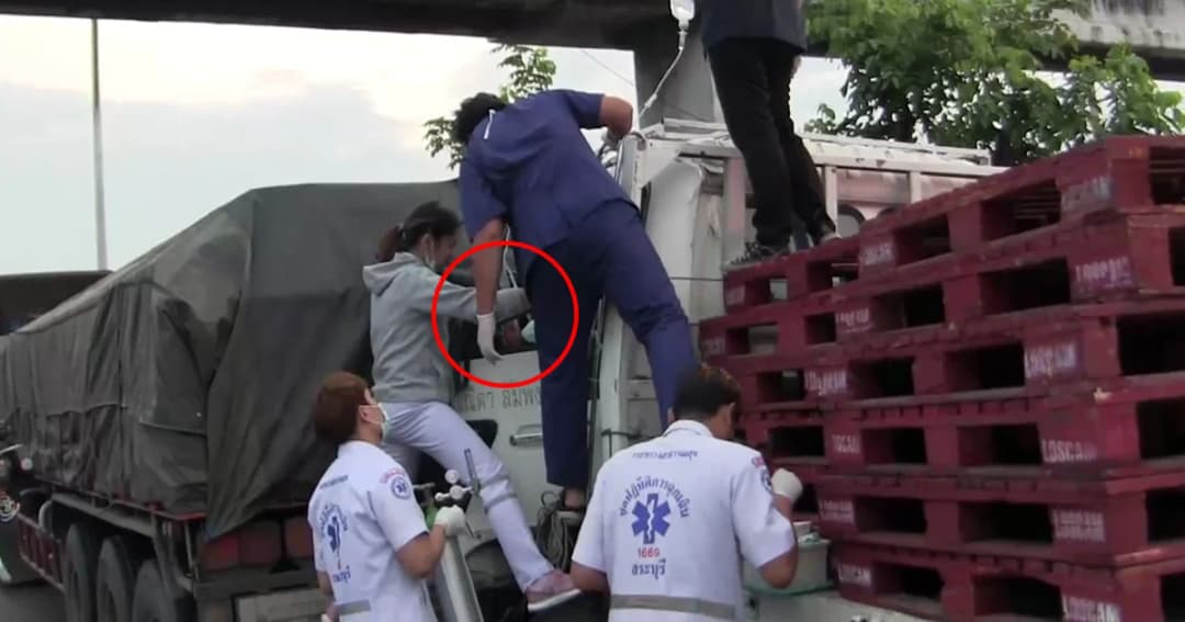 รถหกล้อหลับในเสยท้ายเทรลเลอร์ เร่งช่วย 2 คนเจ็บติดภายใน