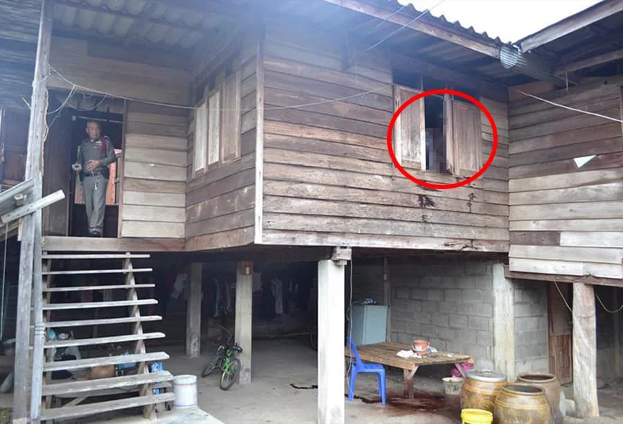 กลัวทั้งหมู่บ้าน! ชายผูกคอตายที่หน้าต่าง ส่งกลิ่นคลุ้ง