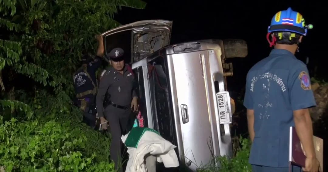 ‘หนุ่มขาพิการ’ ซิ่งกระบะ เสียหลักพุ่งชนเสาไฟ พลิกคว่ำดับ