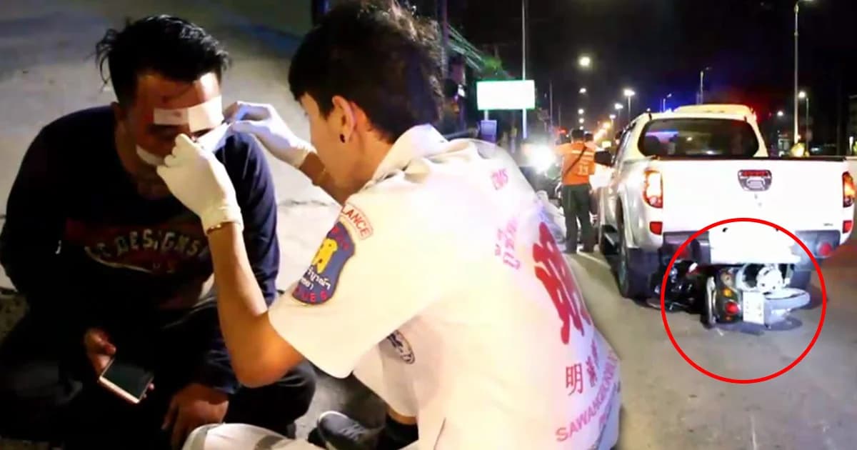 อุทาหรณ์! หนุ่มเมาซิ่งจยย.หนีด่านตรวจ พุ่งชนท้ายกระบะได้รับบาดเจ็บ