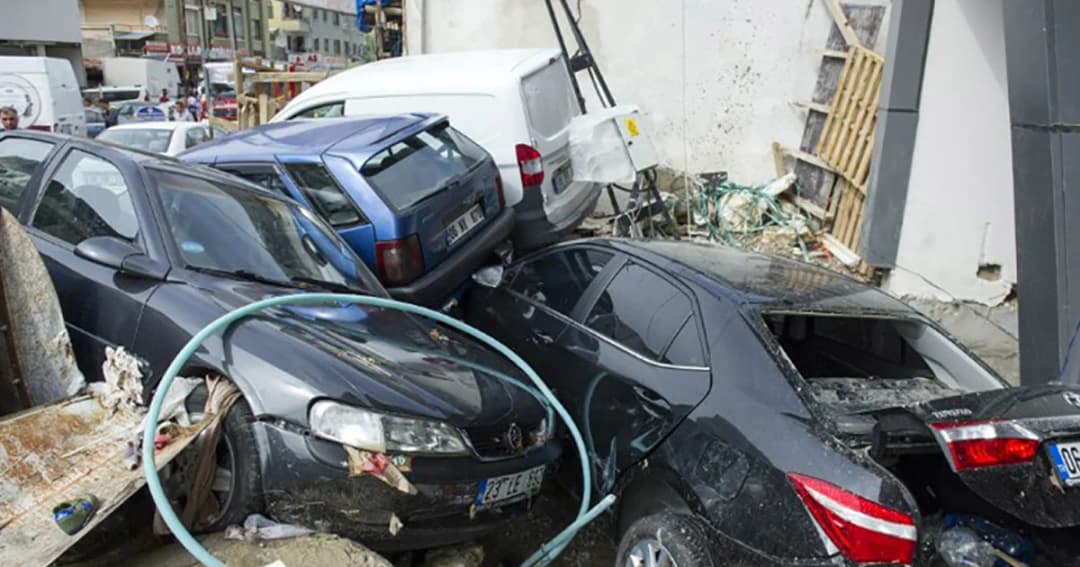 รถหลายร้อยคันพังยับ หลังน้ำท่วมฉับพลันในตุรกี