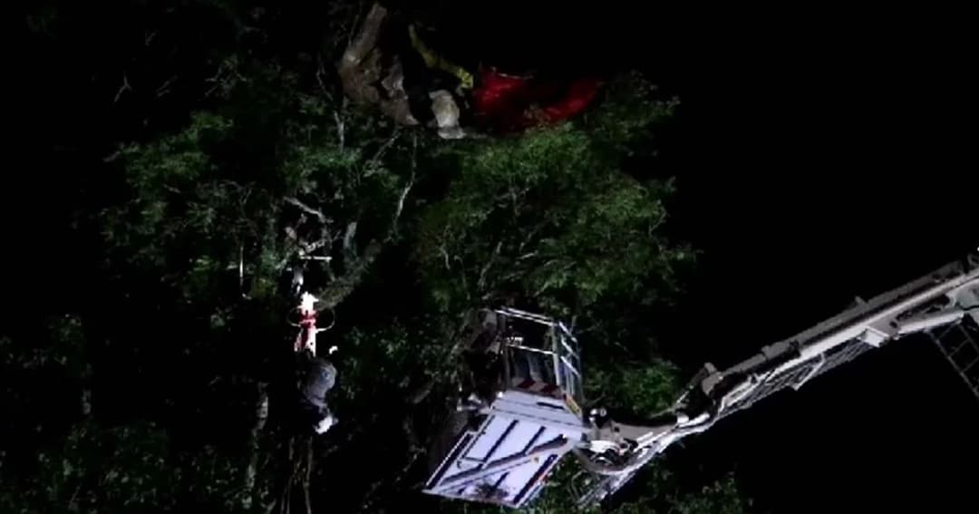 จันทบุรี พารามอเตอร์ร่วงติดต้นมะขามสูง 30 เมตร