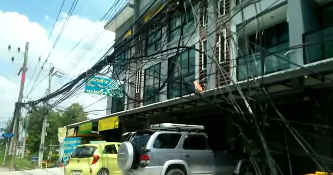 สุดทน! ชาวแปดริ้วแฉภาพสายสื่อสารห้อยลงพื้นถนน  หวั่นเกิดอุบัติเหตุสลดซ้ำรอย