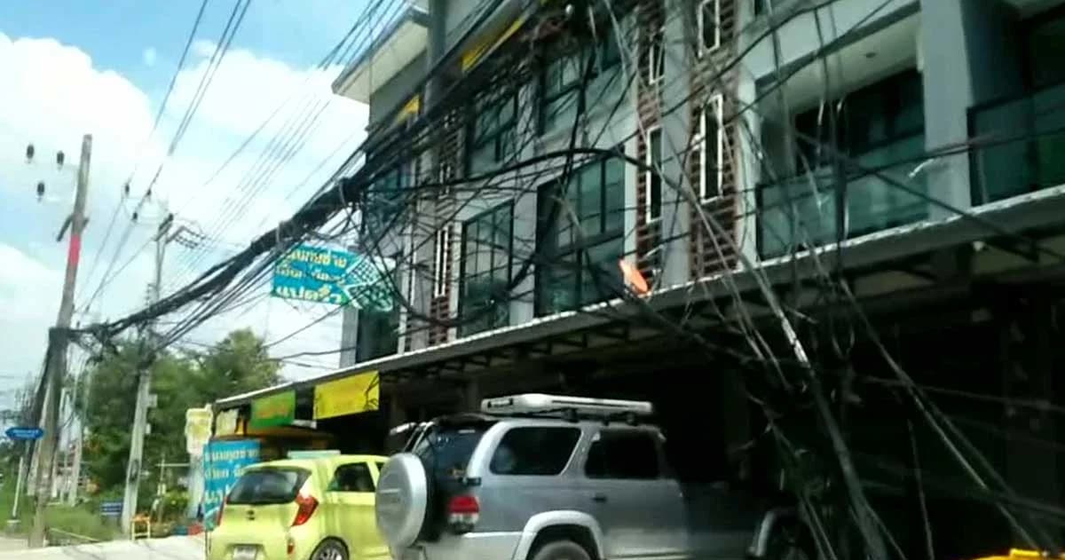 สุดทน! ชาวแปดริ้วแฉภาพสายสื่อสารห้อยลงพื้นถนน หวั่นเกิดอุบัติเหตุสลดซ้ำรอย