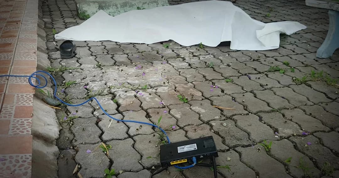 ครูปีนระเบียงติดเร้าเตอร์ พลัดตกตึก รร.ดับ