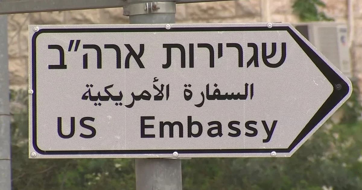 ขึ้นป้ายบอกทาง ‘สถานทูตสหรัฐฯ’ ในเยรูซาเล็ม