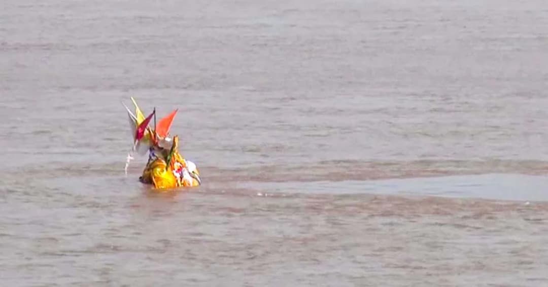 พระธาตุกลางน้ำ ลำน้ำโขงใกล้มิด หลังน้ำเพิ่มระดับรวดเร็ว