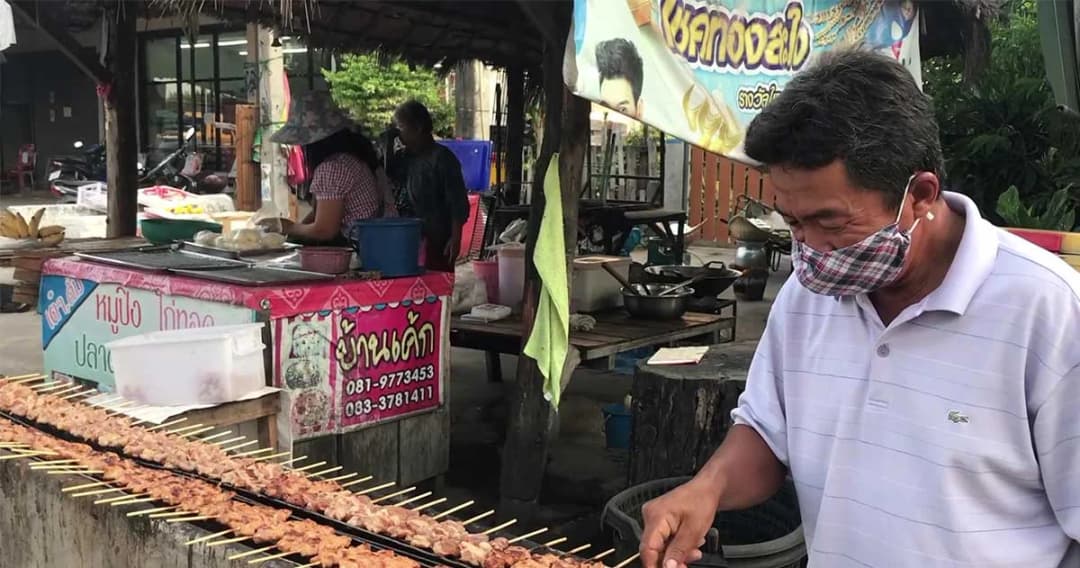 ข้าวเหนียว-หมูปิ้งในตำนาน ขายดีมานานกว่า 20 ปี