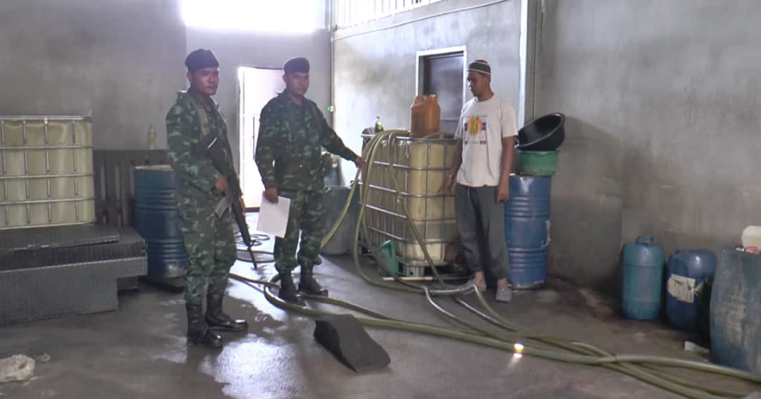 บุกทลายโกดังน้ำมันเถื่อน ชายแดนไทย-มาเลฯ ยึดกว่า 7 พันลิตร