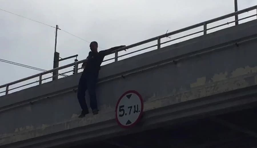 หนุ่มใหญ่น้อยใจแฟน กระโดดสะพานลอยประชด