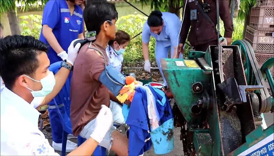 ลุงวัย 51 โดนเครื่องสับกาบมะพร้าว ดูดมือนิ้วแตกในโรงงานนครปฐม