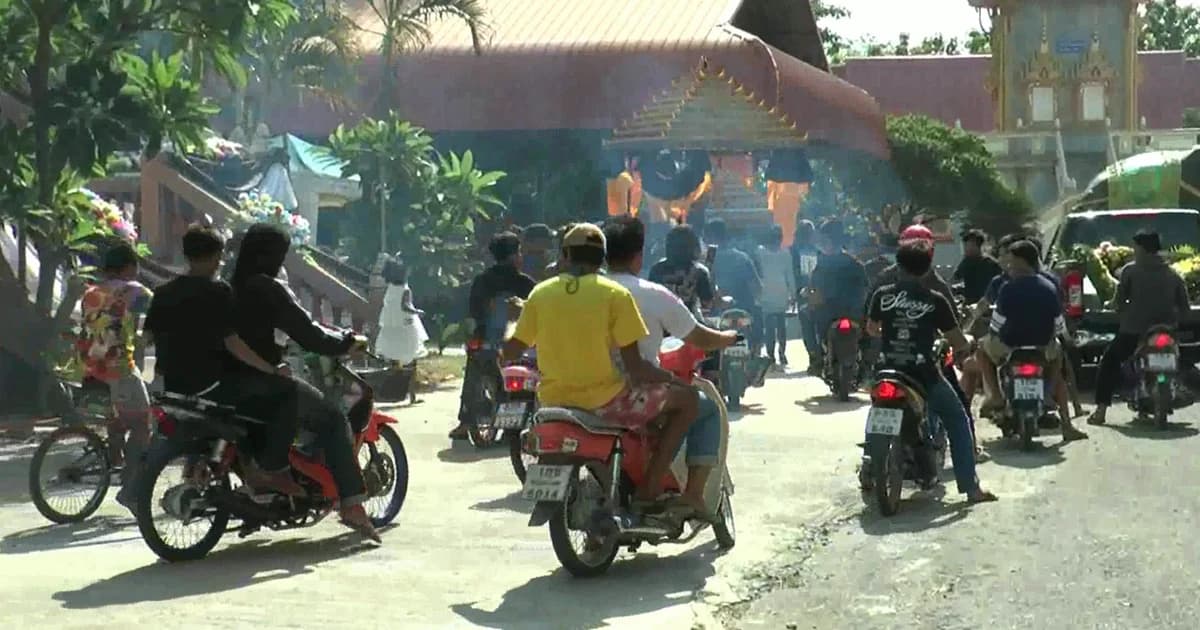 แก๊งแว้นบิด จยย.รอบเมรุ หลังเพื่อนชนกระบะตาย 4 ศพ