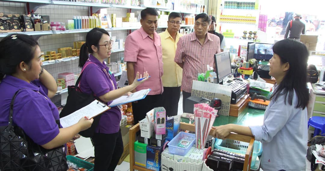 ‘ตรัง’ ลุยตรวจร้านค้า พบเครื่องสำอางปลอม สั่งยึดทันที