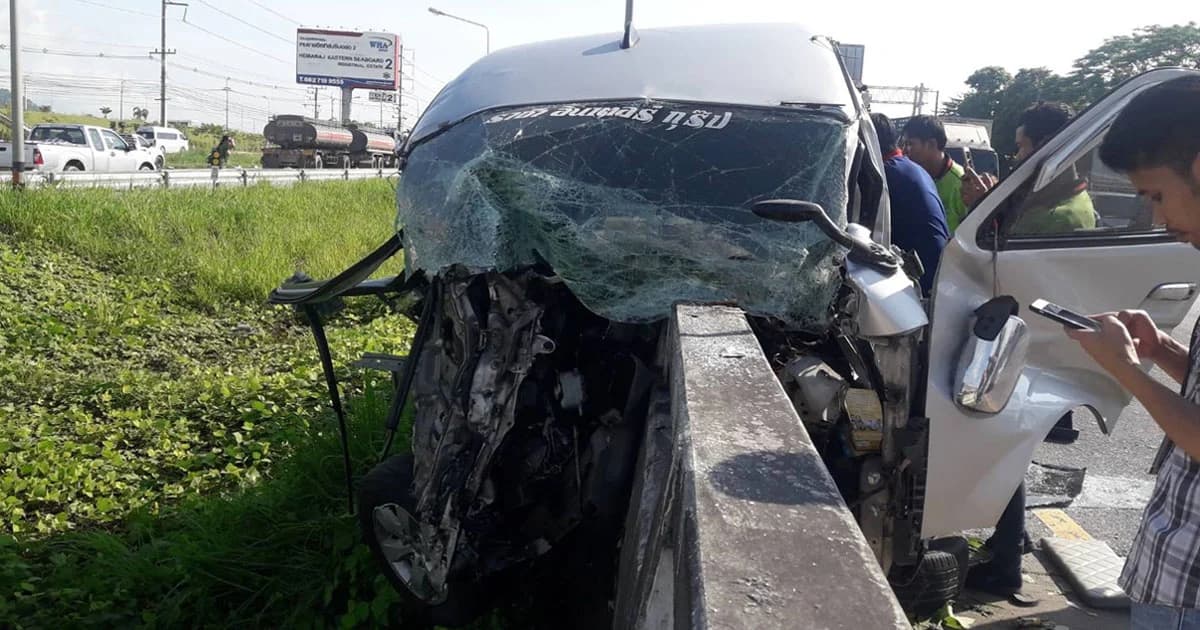 รถตู้หลับใน เสียหลักชนราวสะพานยับ เจ็บ 5 ราย