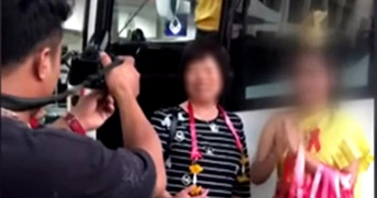 ไล่ออกแล้ว ! “2 สาวชุดไทย” ฝืนยิ้ม รับ นทท.จีน