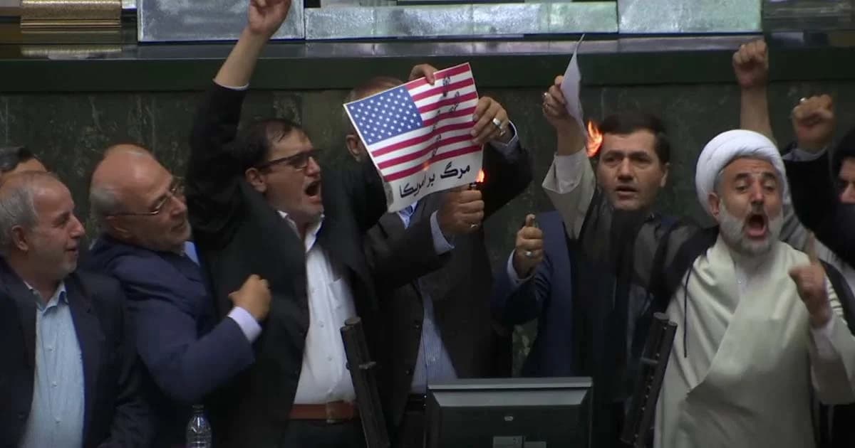 เผากระดาษรูปธงชาติสหรัฐฯ กลางสภาอิหร่านประท้วง ถอนข้อตกลงนิวเคลียร์