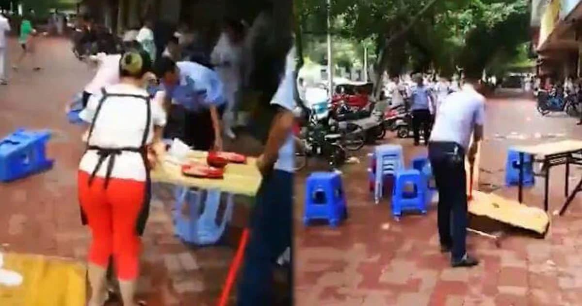 จนท.จีนคว้าค้อนทุบร้านอาหารพังยับ เหตุกีดขวางฟุตปาธ