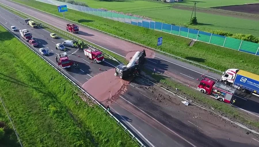 รถบรรทุกช็อกโกแลตคว่ำ ทำทางหลวงเหนียวเหนอะ